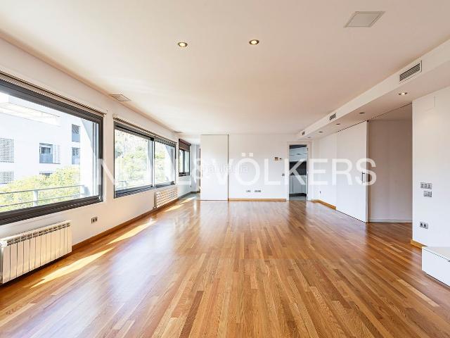 Casa en venta en Barcelona, Sant Gervasi Bonanova. Propiedad exclusiva con terraza panorámica y vistas al mar en Sarrià. Casas.