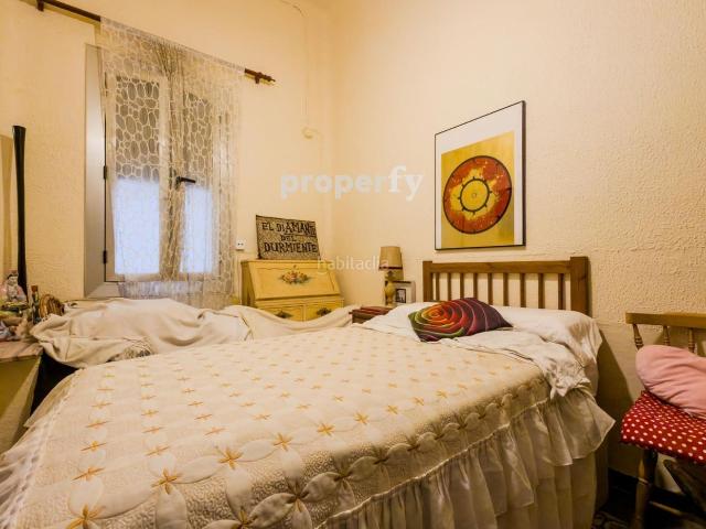 Casa en venta en Barcelona, Sant Ramon Maternitat. Casa única, planta baja con patio en Les Corts para reformar. Casas.