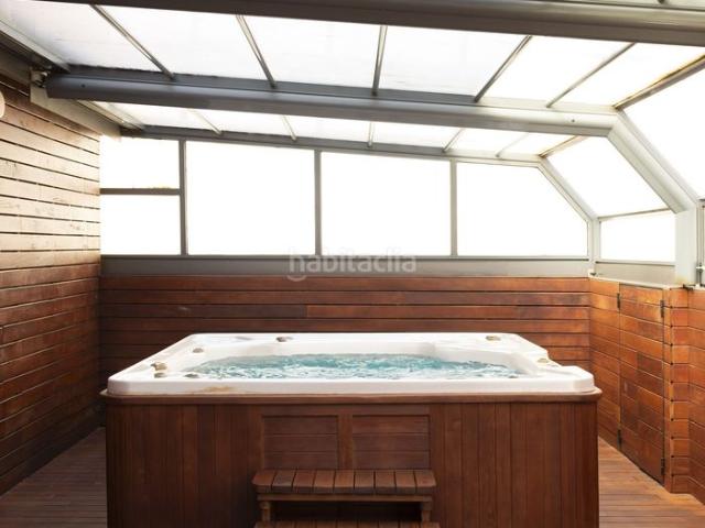 Casa en venta en Barcelona, Sant Ramon Maternitat. Moderna casa de 326 m con patio, terrazas, ascensor y jacuzzi, en una tranquila calle semipeatonal cerca del Camp Nou. Casas.