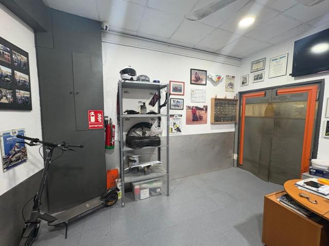 Casa en venta en Barcelona, Sants. Edificio con local, vivienda, patio y derecho a vuelo en Sants. Casas.