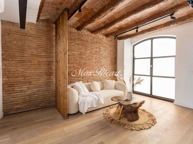 Casa en venta en Barcelona, Sants. Exclusivo duplex con terraza y piscina en plaza Sants 85m. Casas.