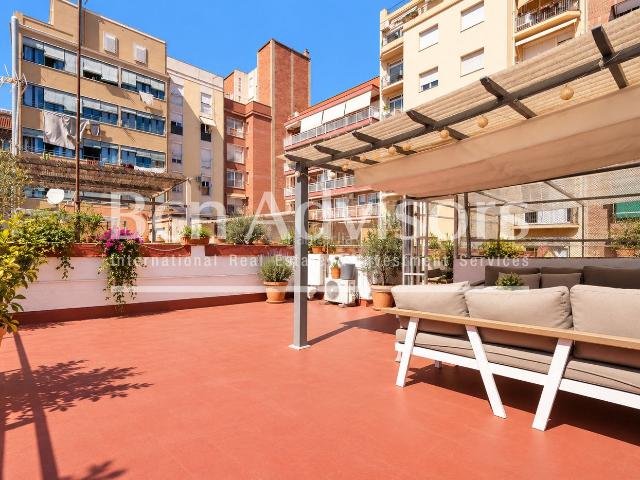 Casa en venta en Barcelona, Sagrada Família. Casa con encanto histórico y gran terraza junto a La Sagrada Família. Casas.