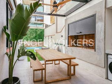 Casa en venta en Barcelona, Sagrada Família. Impresionante casa con jardín y piscinas junto a la Sagrada Familia. Casas.