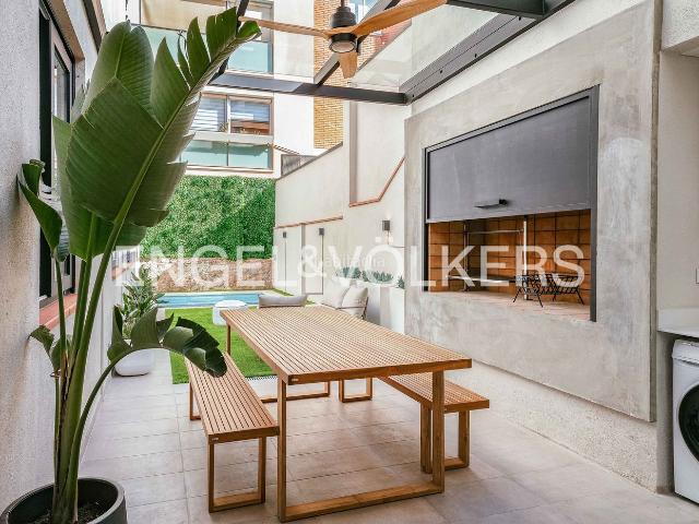 Casa en venta en Barcelona, Sagrada Família. Impresionante casa con jardín y piscinas junto a la Sagrada Familia. Casas.