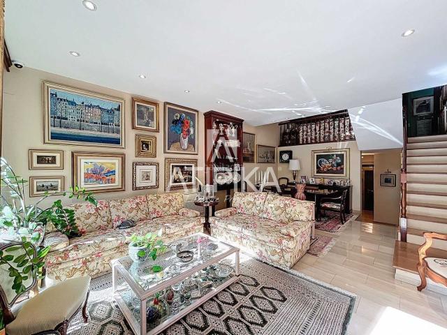 Casa en venta en Barcelona, Sarrià. Casa en venta de 240m con jardín privado en calle Mañé i Flaquer. Casas.