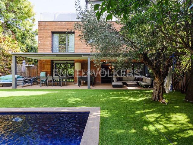 Casa en venta en Barcelona, Sarrià. Elegante casa con jardín y piscina. Casas.