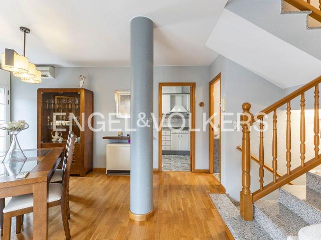 Casa en venta en Barcelona, Sarrià. Espectacular Casa Adosada en Viladecans Luz, Espacio y Estado Impecable. Casas.