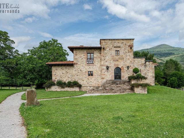Casa en venta en Bárcena de Pie de Concha. Un castillo en Cantabria Propiedad única con finca de 10.000 m2 en Bárcena de Pie de Concha. Casas Bárcena de Pie de.