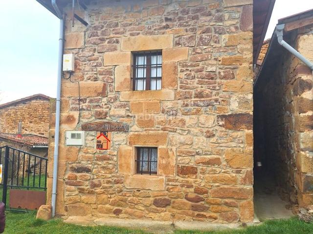 Casa en venta en Barruelo de Santullán. CASA CON CUADRA ALMACÉN, JARDÍN Y GARAJE INDEPENDIENTE. Casas Barruelo de.