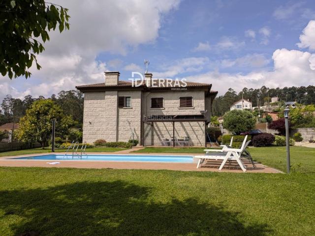 Casa en venta en Barro. Casa independiente en La Portelaconcello de Barro Pontevedra con piscina y terreno de 1434 m2. Casas.