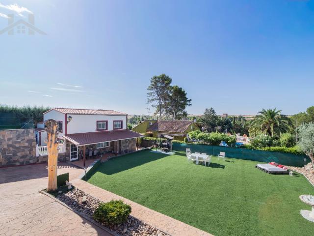 Casa en venta en Batres. Espectacular chalet independiente con vistas panorámicas al Castillo de Batres, piscina dual y casa de invitados. Casas.