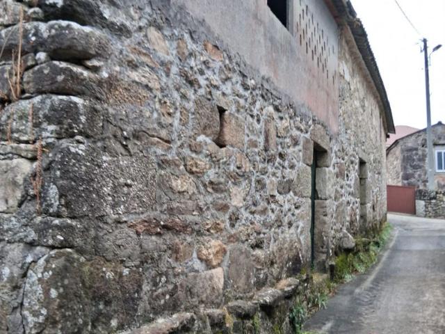 Casa en venta en Baña A. CASA EN PUEBLO CON HORREO, POCO TERRENO, GALPONES VARIOS Y PAJAR EN PIEDRA GRANDE. Casas Baña.
