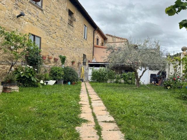 Casa en venta en Baños de Rioja. Casa de pueblo con jardín, garaje y gran terraza de Baños de Rioja. Casas Baños de.