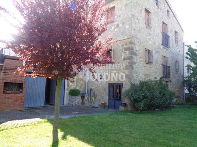 Casa en venta en Baños de Rioja. Casona de piedra con amplio terreno. Casas Baños de.