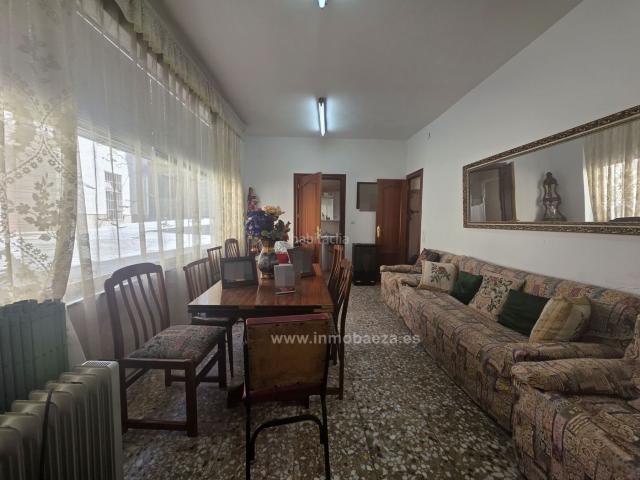 Casa en venta en Begíjar. Casa en venta en Begijar, 4 dormitorios. Casas.