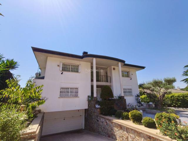 Casa en venta en Begues. BEGUES. MAGNIFICA CASA DE ESTILO COLONIAL amplia y luminosa con piscina. Casas.