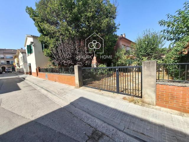 Casa en venta en Begues. CASA CON JARDIN CENTRO BEGUES. Casas.