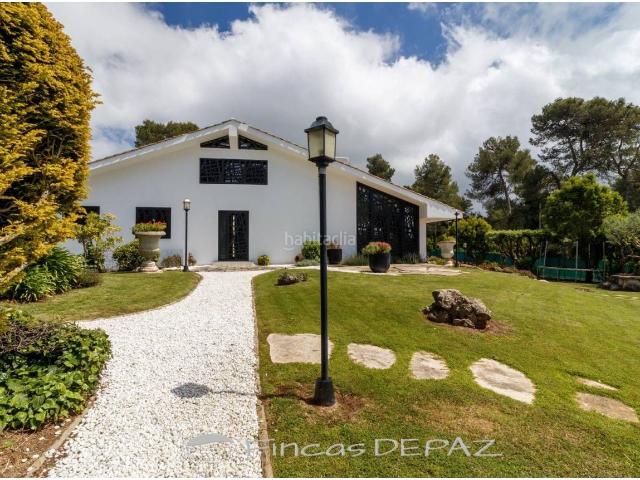 Chalet en venta en Begues. CASA DE ENSUEÑO CON ESPECTACULAR JARDÍN. Chalets.