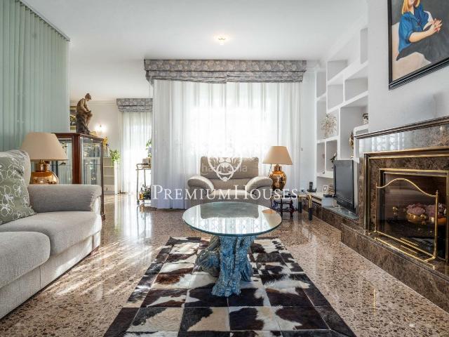 Casa en venta en Begues. Casa independiente con jardín y piscina en Begues Park. Casas.