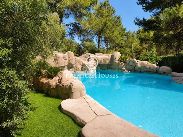 Casa en venta en Begues. Casa independiente con jardín y piscina en Begues Park. Casas.