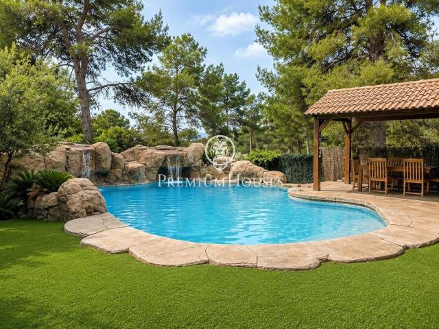 Casa en venta en Begues. Casa independiente con jardín y piscina en Begues Park. Casas.