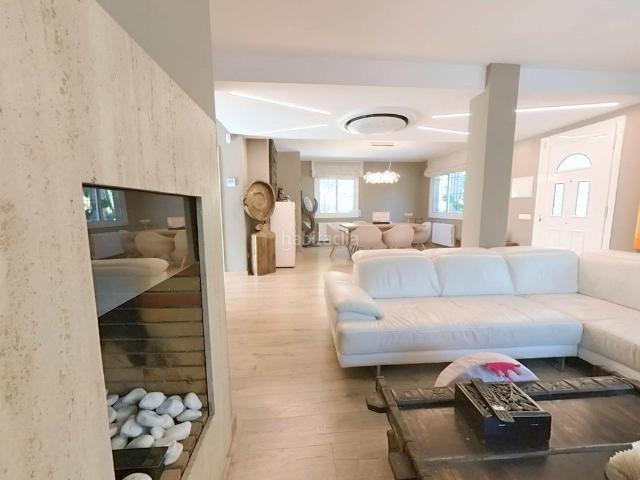 Casa en venta en Begues. CASA REFORMADA DE TRES PLANTAS CON PISCINA, JACUZZI, GIMNASIO, SAUNA Y VISTAS A PARQUE NATURAL. Casas.