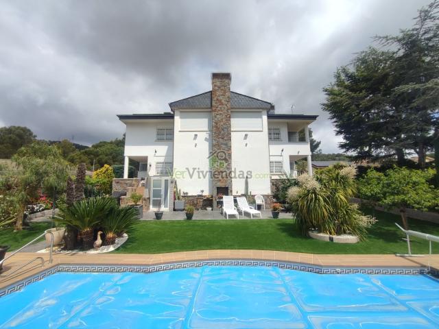Casa en venta en Begues. Elegante villa con piscina. Casas.