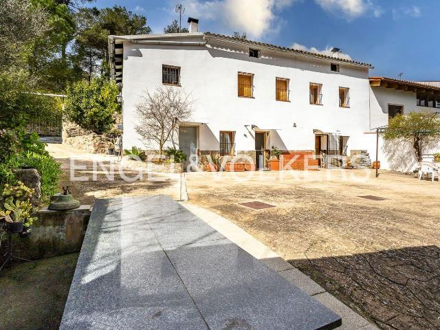 Casa en venta en Begues. Encantadora masía con dos viviendas en plena naturaleza. Casas.