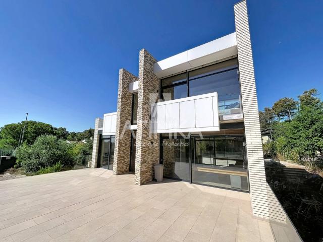 Casa en venta en Begues. Moderna casa de diseño en venta con piscina en Can Amell. Casas.