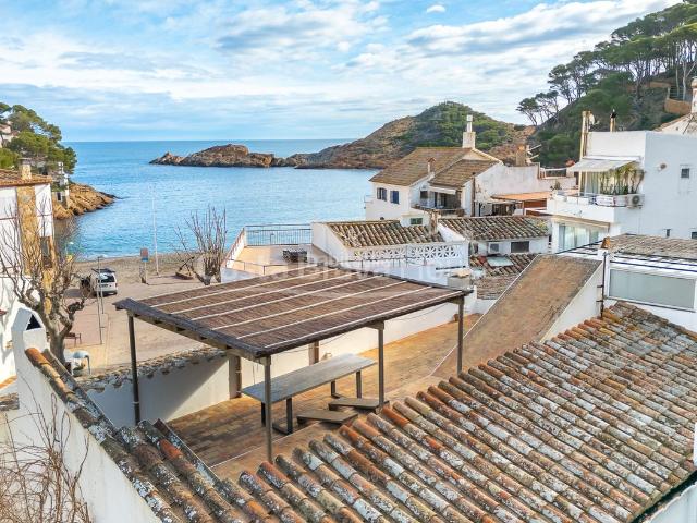 Casa en venta en Begur, Aiguafreda Sa Tuna Costa Brava. Casa en venta en Sa Tuna, Begur, primera línea de mar a 40 m de la playa, terraza panorámica y garaje, 4 dormitorios. Casas.