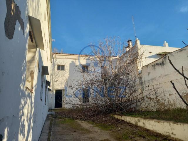 Casa en venta en Belmez. Edificio completo antiguo cuartel guardia civil con 4 apartamentos situado en el municipio de Belmez, con una superficie 687 m2. Casas.