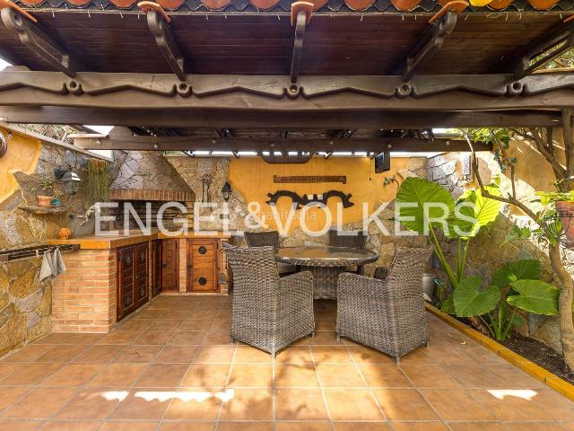 Casa en venta en Bellvei. Casa de diseño con patio y terrazas cerca de las playas de la Costa Daurada y Barcelona. Casas.