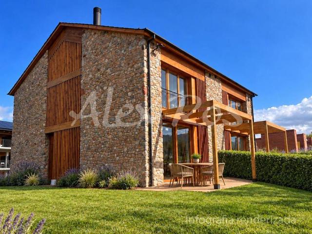 Casa en venta en Bellver de Cerdanya. CASA en BELLVER, VISTAS, JARDíN y 3 HAB DOBLES. Casas Bellver de.