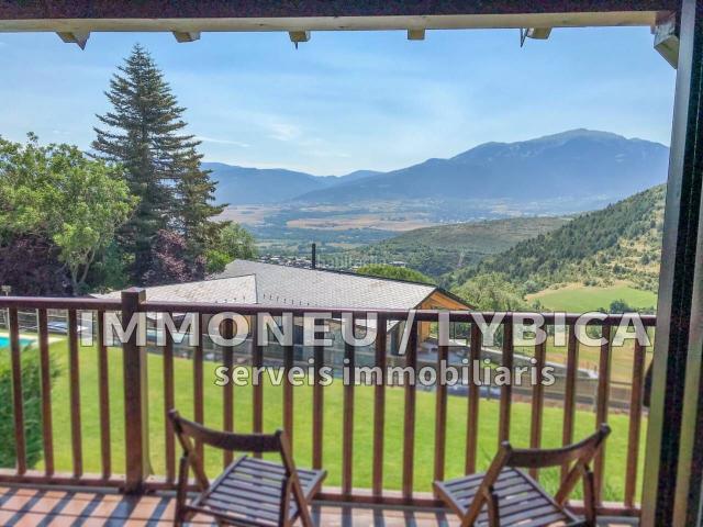 Casa en venta en Bellver de Cerdanya. Espectacular vivienda con vistas panorámicas, licencia turística y piscina en la Cerdanya. Casas Bellver de.