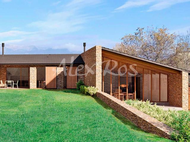 Casa en venta en Bellver de Cerdanya. OBRA NUEVA RODEADA DE RÚSTICOS, SALIDA A JARDÍN SALÓN Y HABITACIONES. Casas Bellver de.