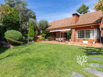 Casa en venta en Bellaterra. CASA de 407m2 con gran jardín, piscina y orientación inmejorable. Casas.