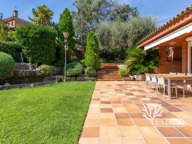 Casa en venta en Bellaterra. CASA de 407m2 con gran jardín, piscina y orientación inmejorable. Casas.
