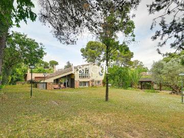 Casa en venta en Bellaterra. Casa en venta en Bellaterra con gran jardín y mucha privacidad. Casas.