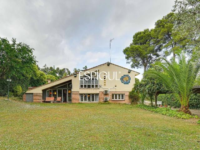 Casa en venta en Bellaterra. Casa en venta en Bellaterra con gran jardín y mucha privacidad. Casas.