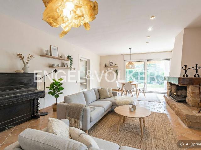 Casa en venta en Bellaterra. Casa Magnífica con gran Jardín Privado y Vistas Verdes. Casas.