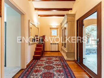 Casa en venta en Bellaterra. Exclusiva vivienda de época con casa independiente y gran jardín. Casas.