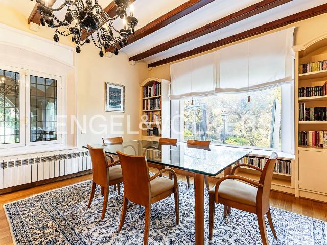 Casa en venta en Bellaterra. Exclusiva vivienda de época con casa independiente y gran jardín. Casas.