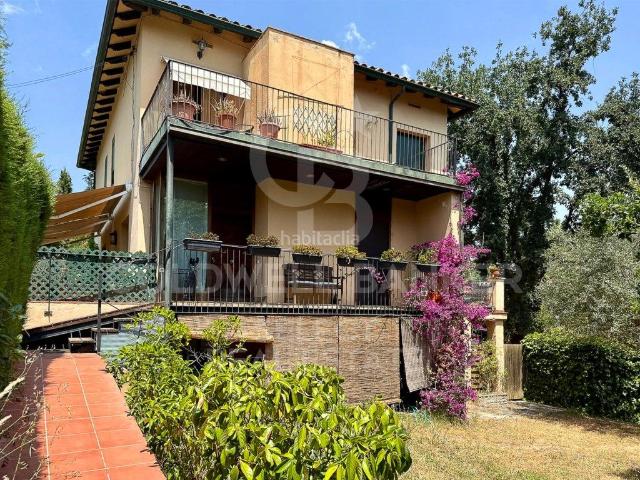 Casa en venta en Bellaterra. oportunidad! 2 casas adosadas solar plano segregable al lado de la estación de Bellaterra. Casas.