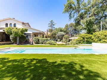 Casa en venta en Bellaterra. Magnífica casa unifamiliar con piscina y gran jardín. Casas.