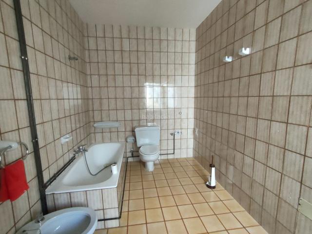 Casa en venta en Benavente. Casa amplia, muy soleada, con patio y cochera. Casas.