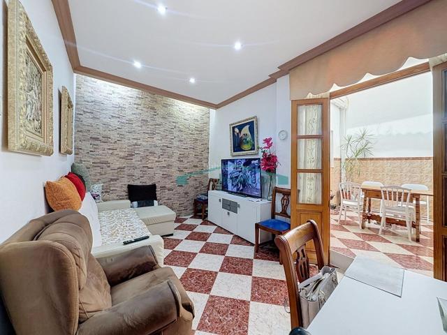 Casa en venta en Benaguasil. Casa de pueblo reformada con patio y terrazas en Benaguasil. Casas.