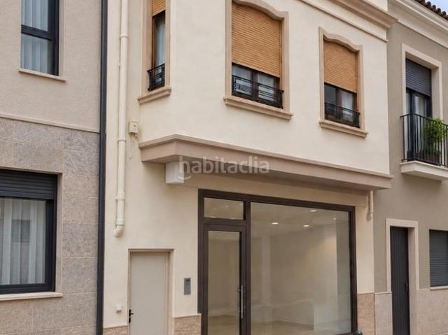 Casa en venta en Benaguasil. Vivienda con local comercial y amplias terrazas. Casas.