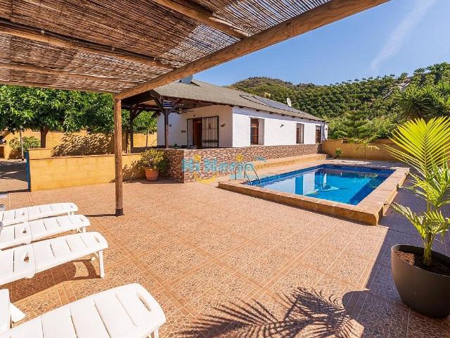 Casa en venta en Benajarafe. CASA DE CAMPO 3 DORMITORIOS CON 38.000 m2 DE TERRENO, PISCINA Y A 3 KILOMETROS DE LA PLAYA BENAJARAFE VÉLEZ MÁLAGA. Casas.