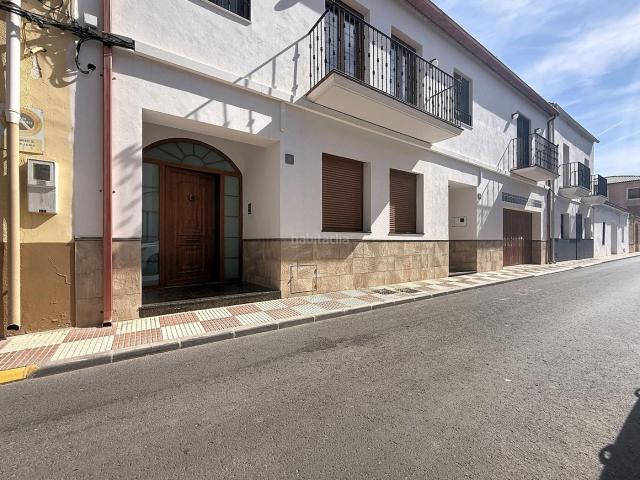 Casa en venta en Beneixama. Amplia vivienda con acceso propio, buhardilla, terraza y gran patio con piscina en el centro de Beneixama. Casas.