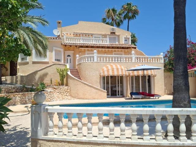 Casa en venta en Benissa, Cala Advocat Baladrar. Villa con vistas al mar, piscina privada y apartamento independiente en Benissa. Casas.